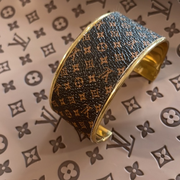 By Popular Demand!!💋Handmade Gold Bangle Bracelet Designer Inspired with detail - Picture 3 of 4